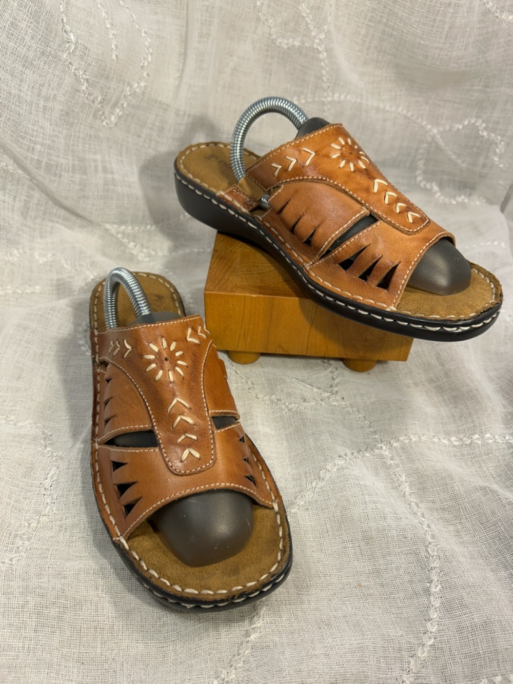 Natural Soul almost NEW leather slide in sandals
